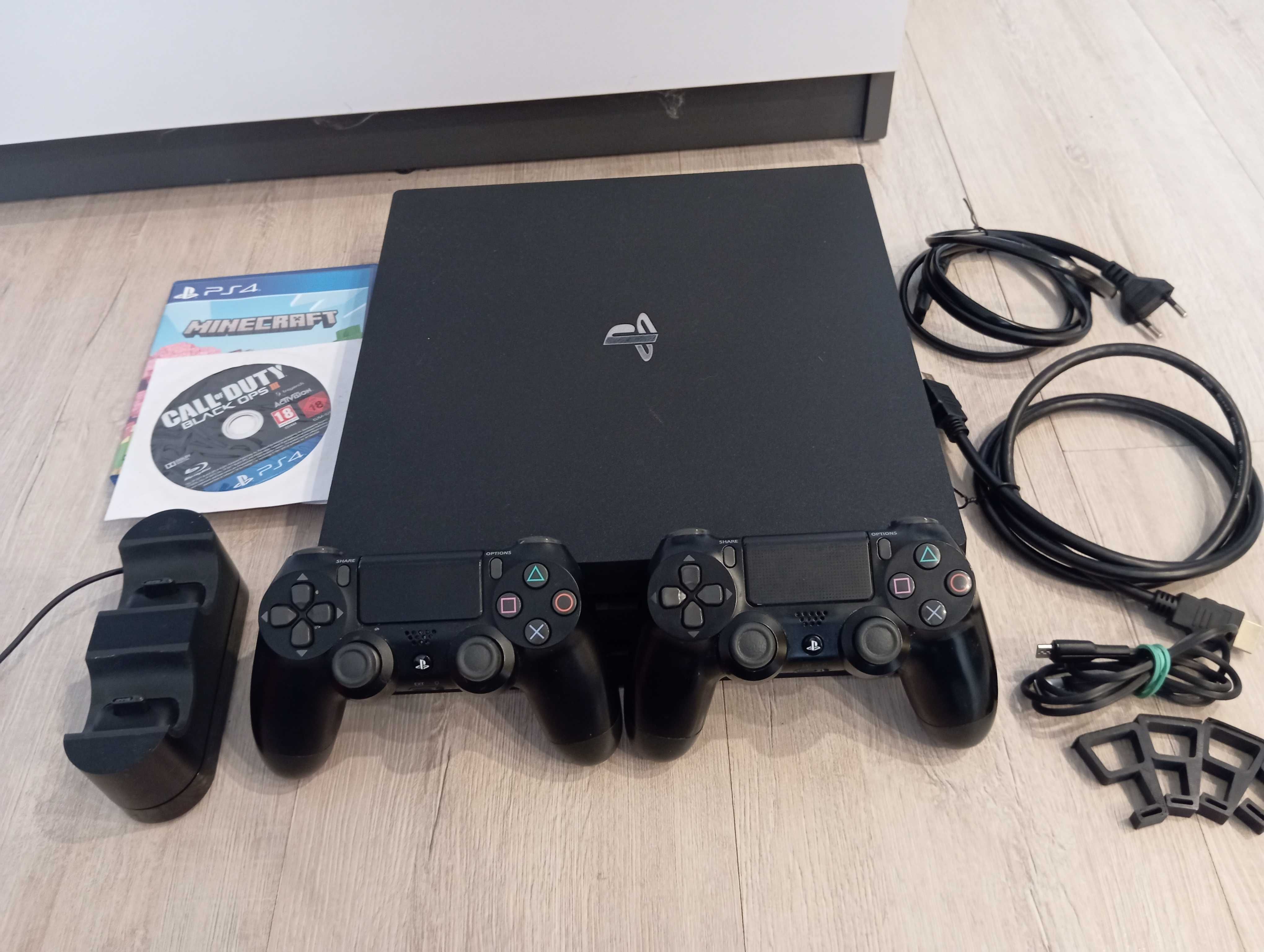 Play station 4 PRO (1 Tb) + 2 джойстика, зарядна станція, 2 диска(б/в)
