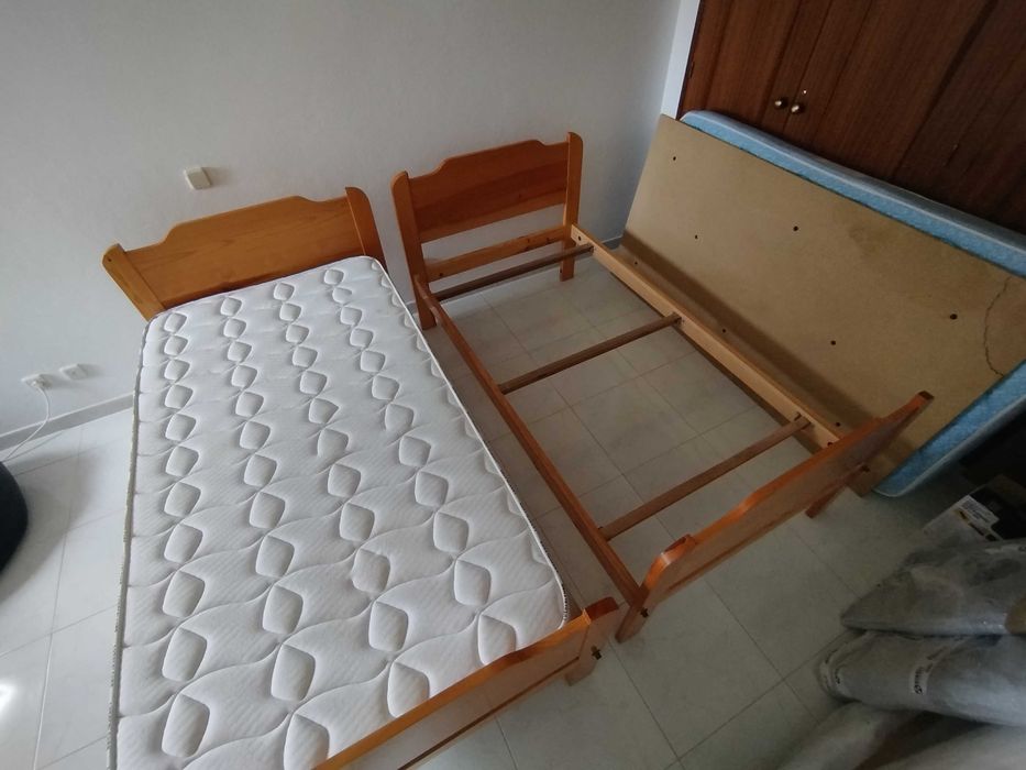 Duas camas de solteiro de madeira + colchão