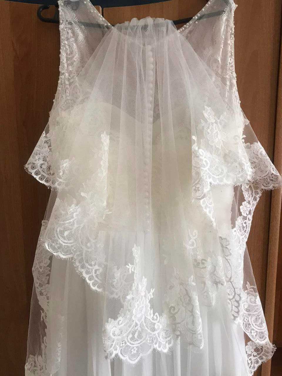 Весільна сукня 44 розміру кольору айворі.