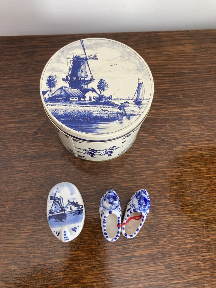 Conjunto de caixa de lata, socas e cabide de porcelana, holandeses