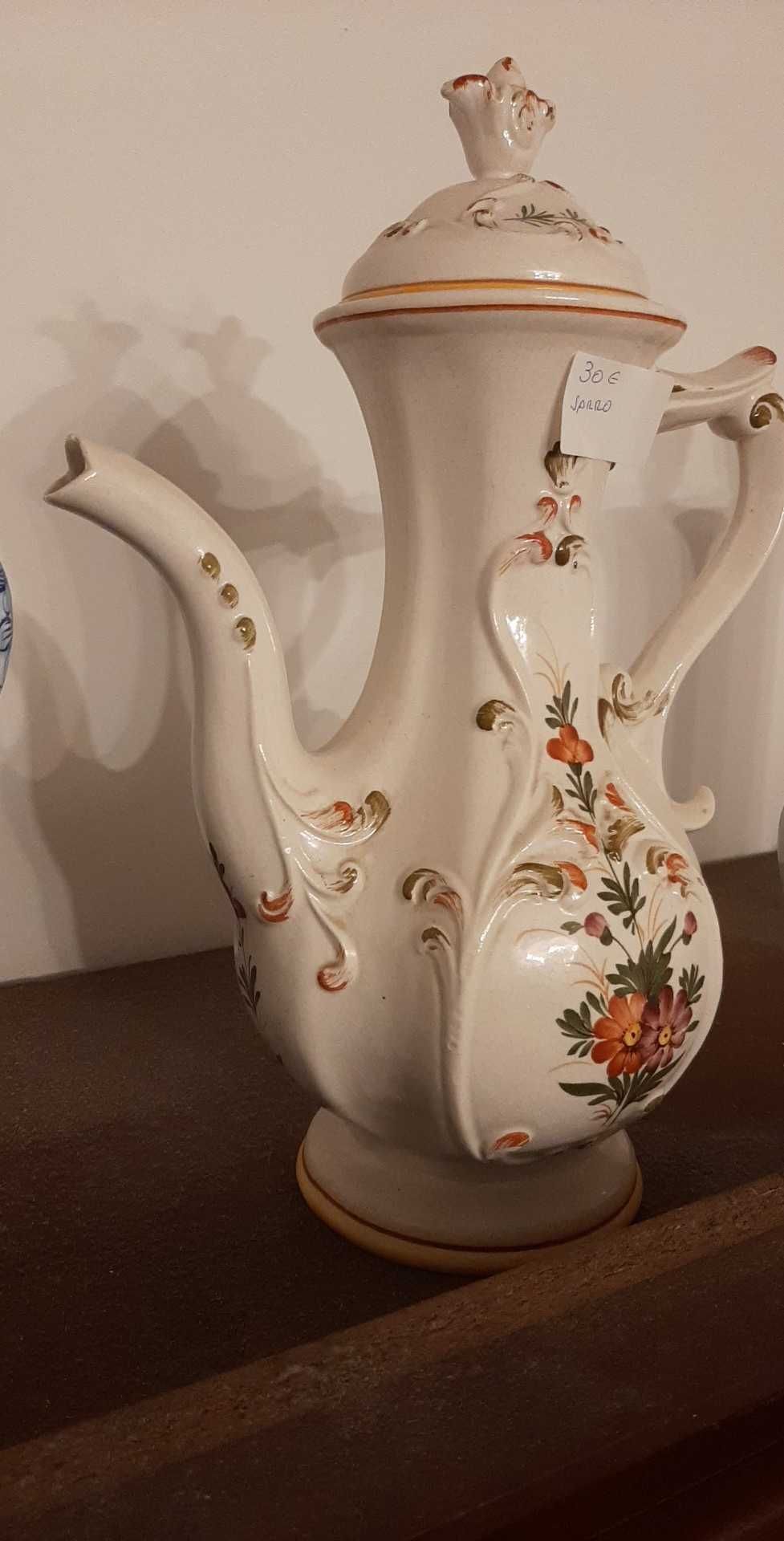 Varias peças de loiça ,mesas
