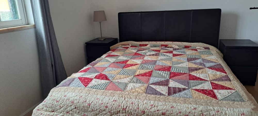 Cama cor castanha com colchão 
Largura 1,53 x 2,14 m

Colchão Climax a