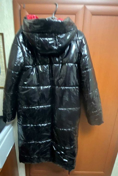 Жіночий лаковий пуховик