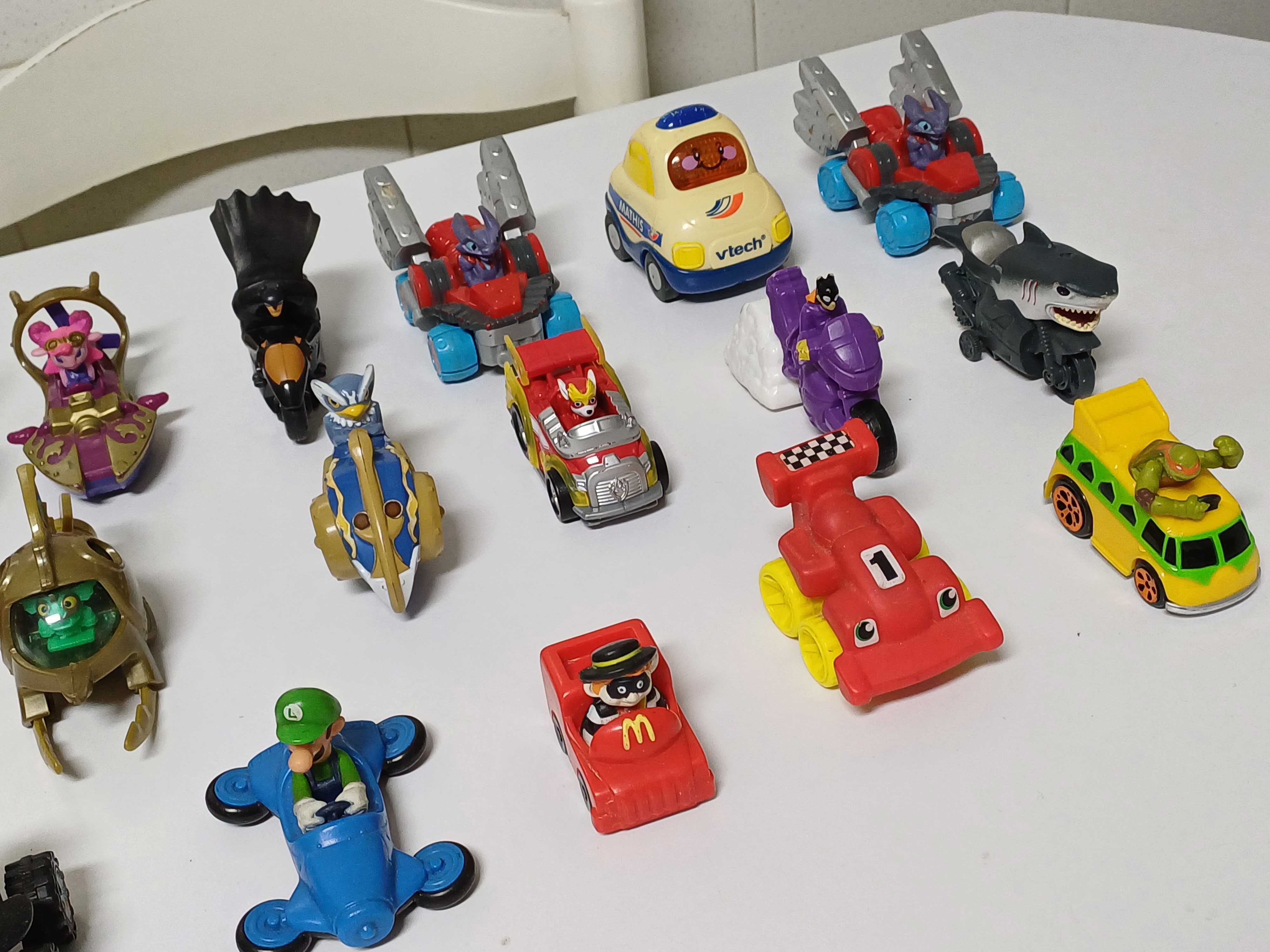 Carros e motos com figuras e personagens 21 unidades