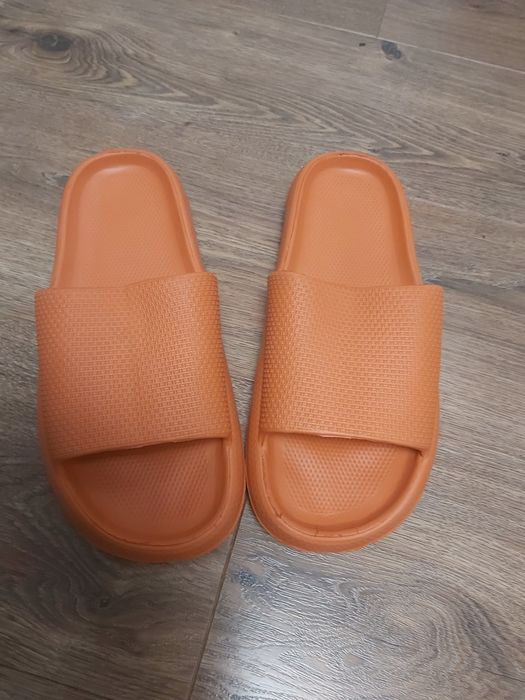 Капці для душу, пляжу, дому