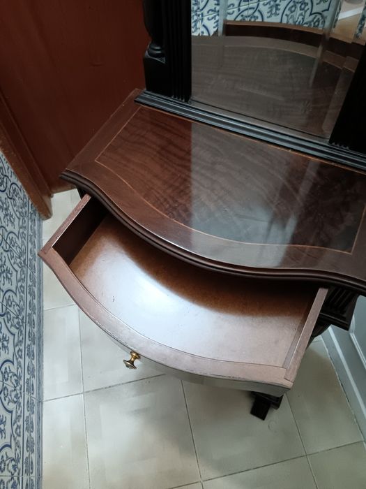 Móvel com espelho e gaveta