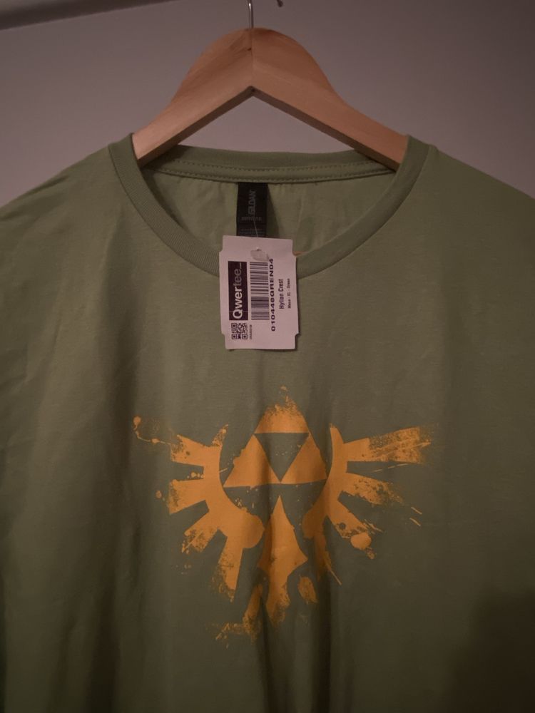 Nowa z metką Koszulka t-shirt XL Qwertee Zelda Hyrule zielona vintage
