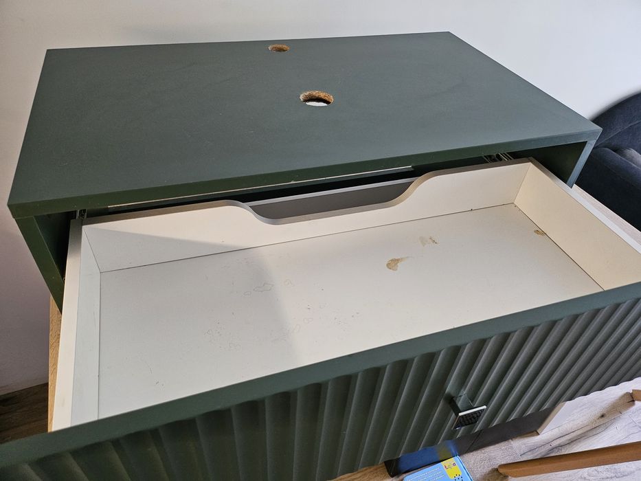 Szmaragdowa ryflowana szafka łazienkowa pod umywalkę