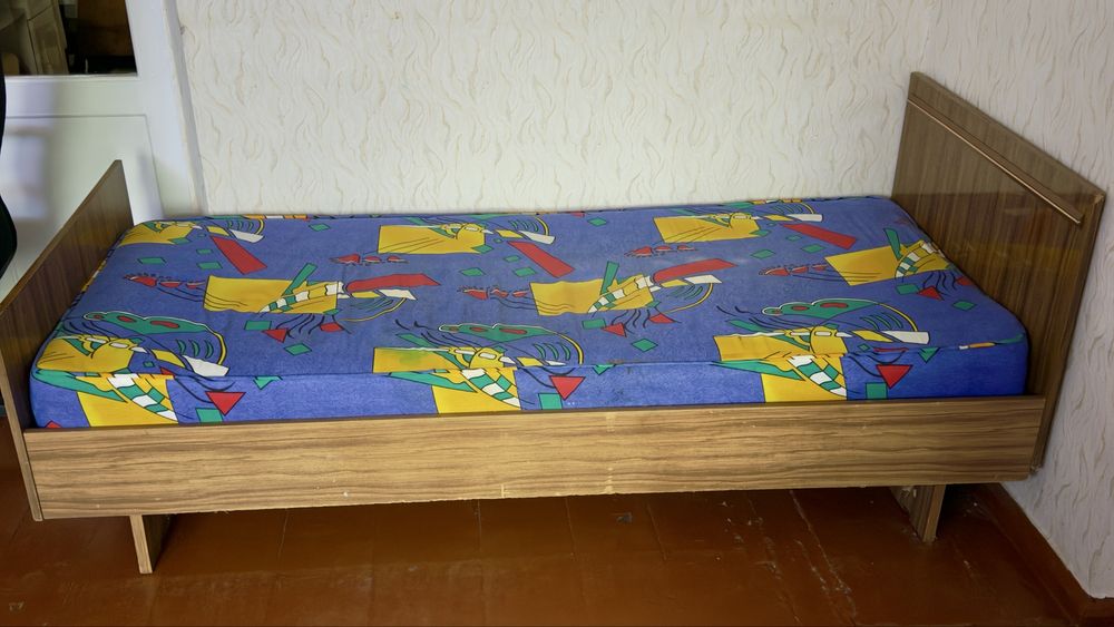 Ліжко односпальне з металічною основою та з матрацом б/у