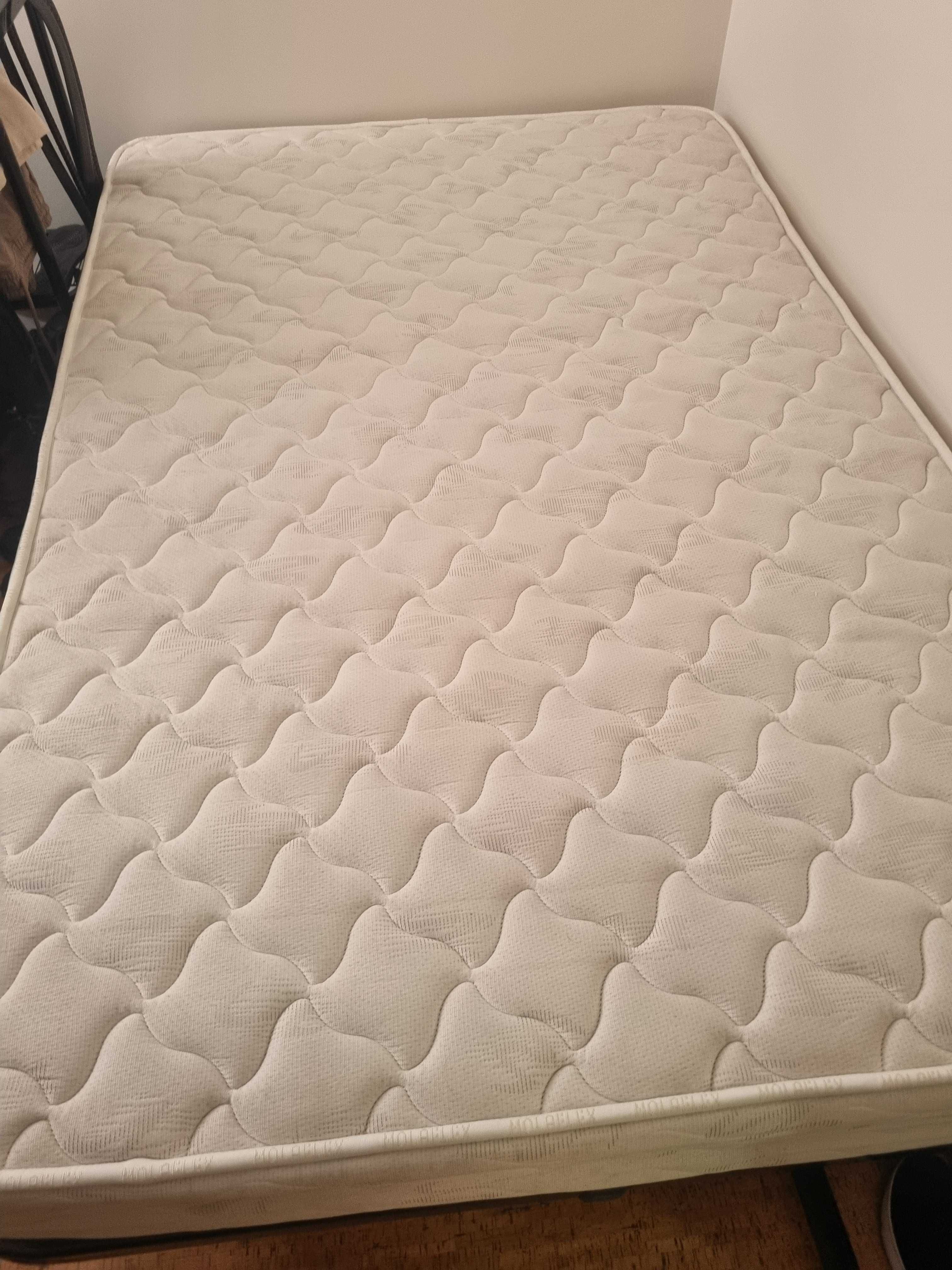 Vendo estrado mais colchão