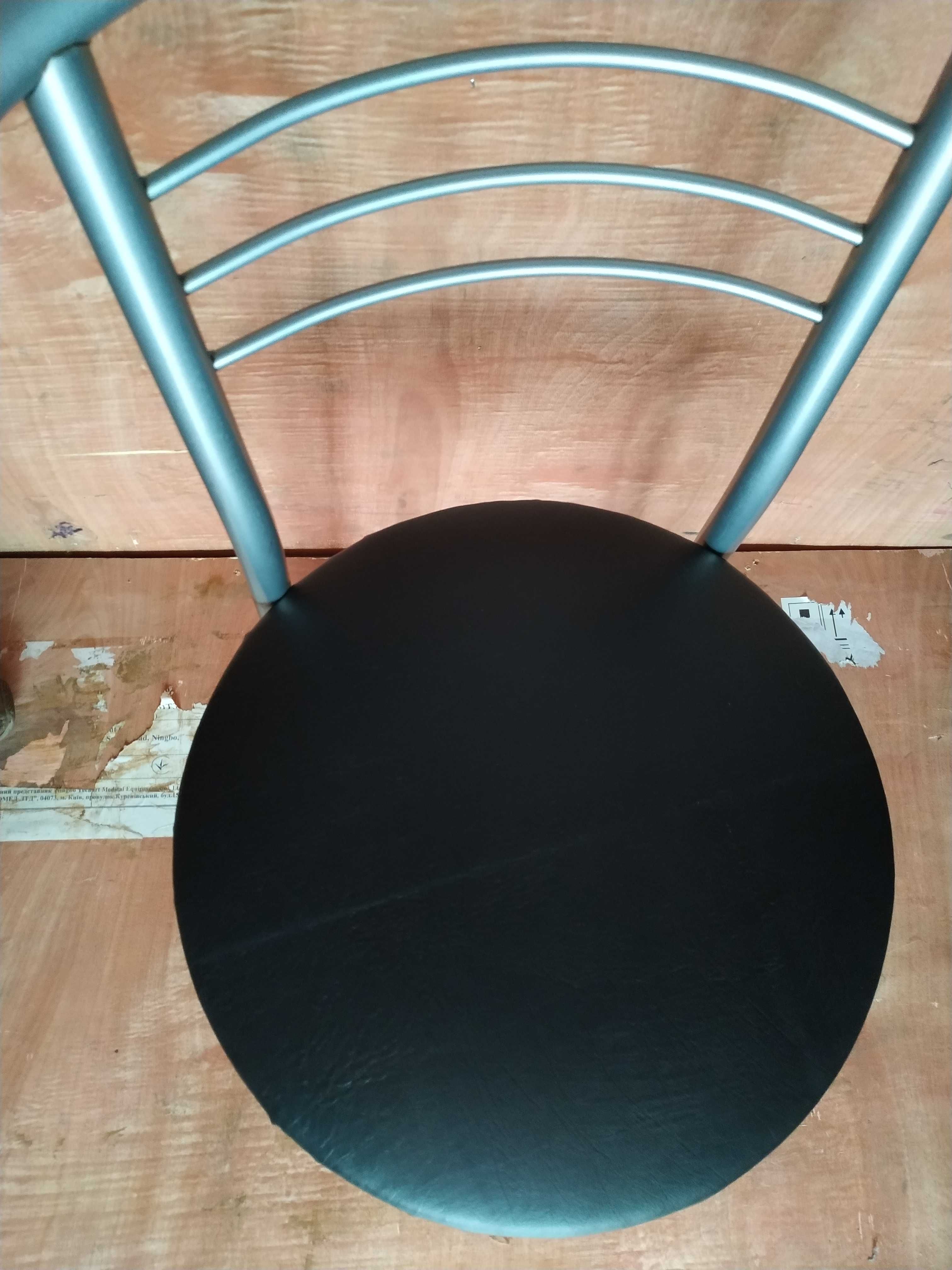 стул металлический с новым мягким сиденьем