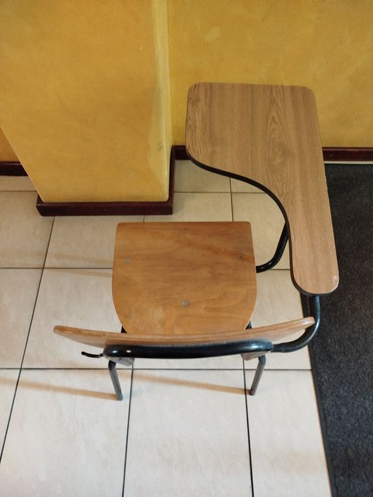 Krzesła drewniane z pulpitem stolikiem