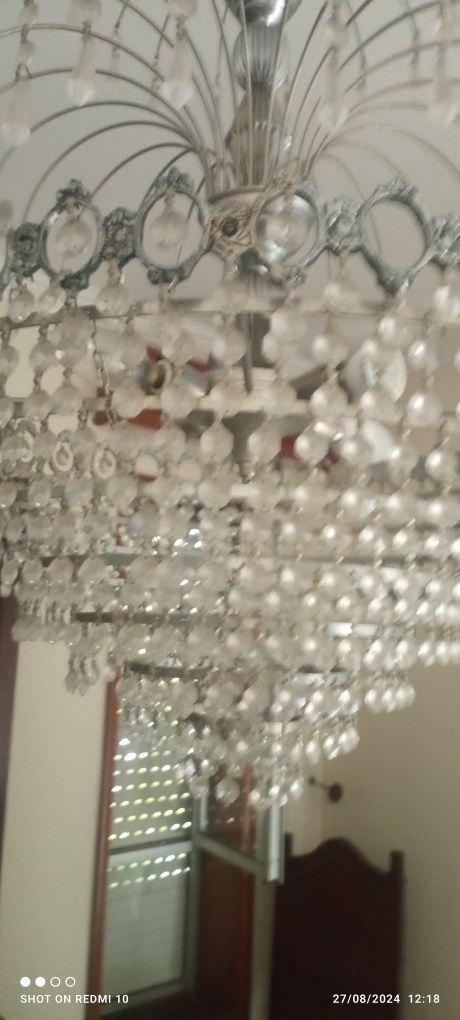 Dois lustres de cristal iguais