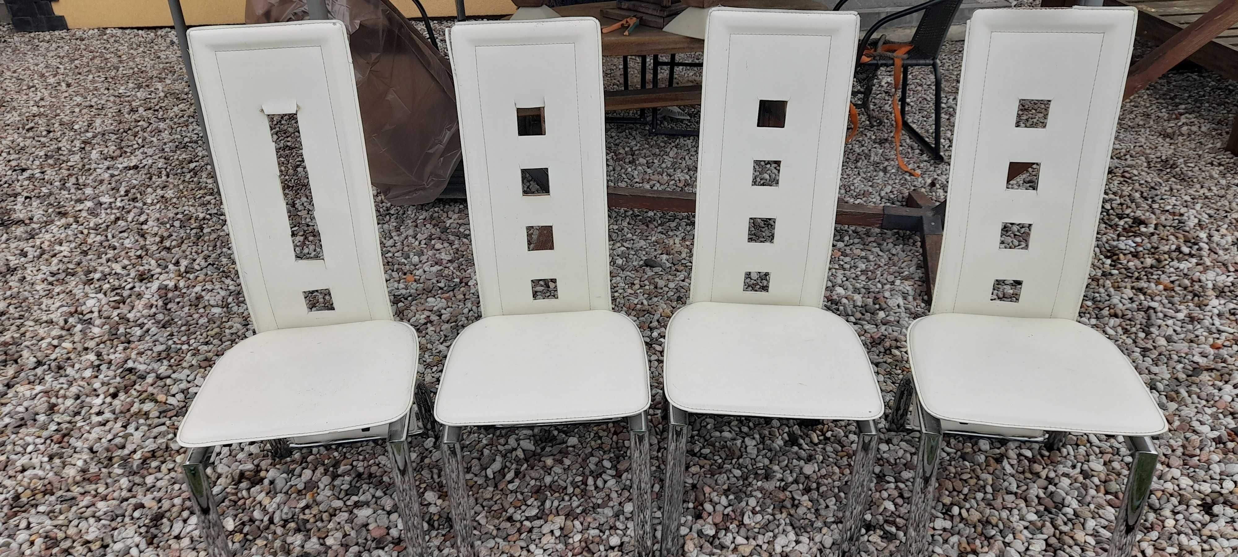 Cztery krzesła kuchenne