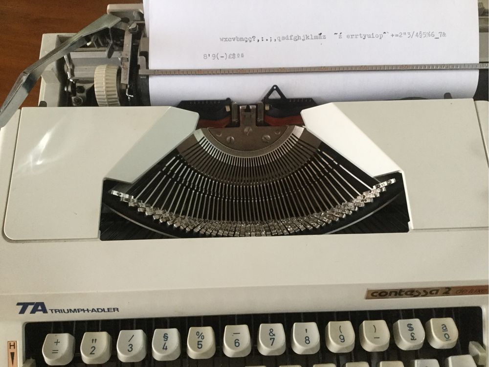 Máquina de escrever manual Triumph Adler