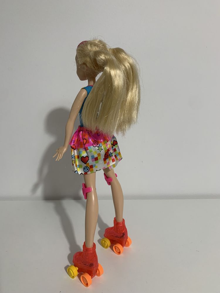 Lalka Barbie na wrotkach w świecie gier
