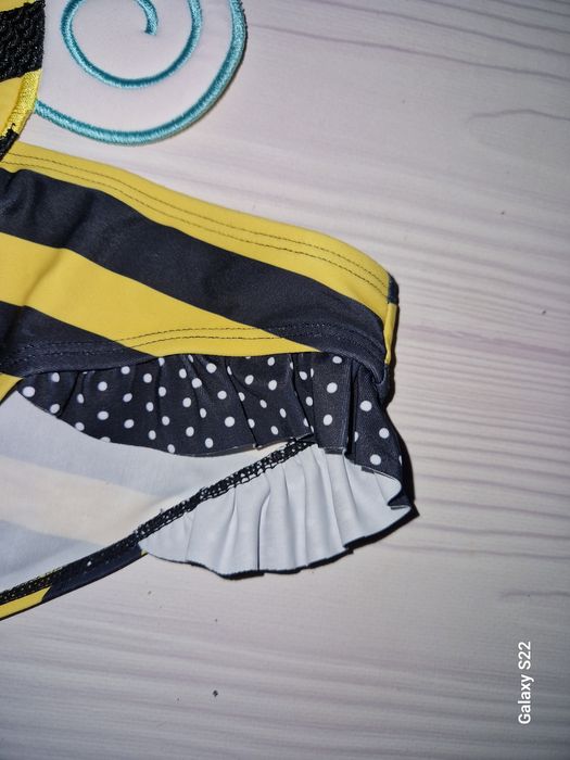 Цікавий суцільний купальник " бджілка" на 7-8 років