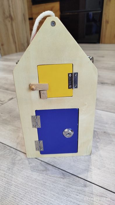 Domek z zamkami manipulacyjny Small Foot