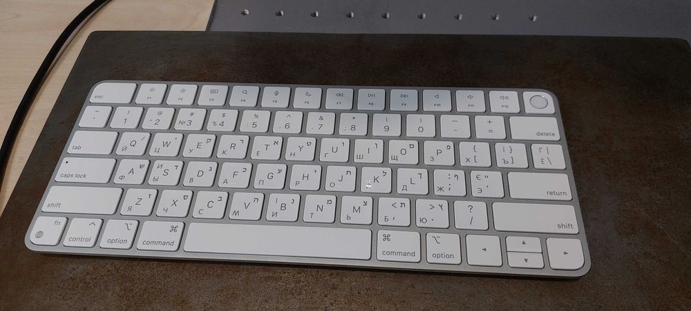 Нанесення кирилиці на клавіатуру MacBook опт. Гравіювання клавіатур