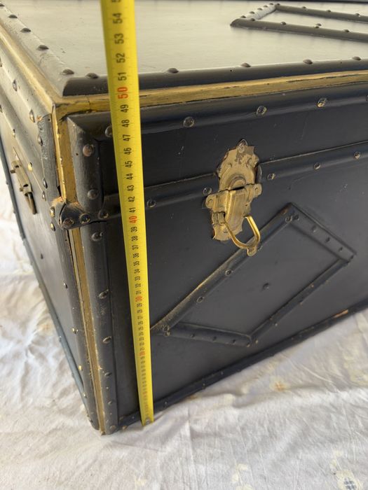 Bau antigo 100 anos aproximadamente grande