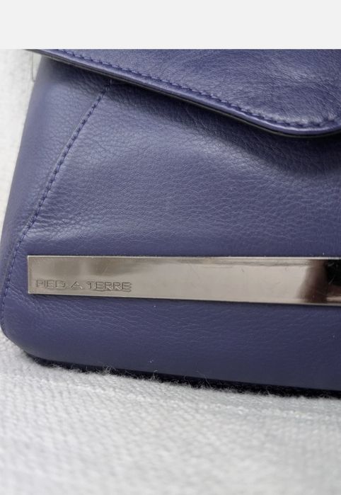 фіолетова шкіряна сумка через плече Pied A Terre