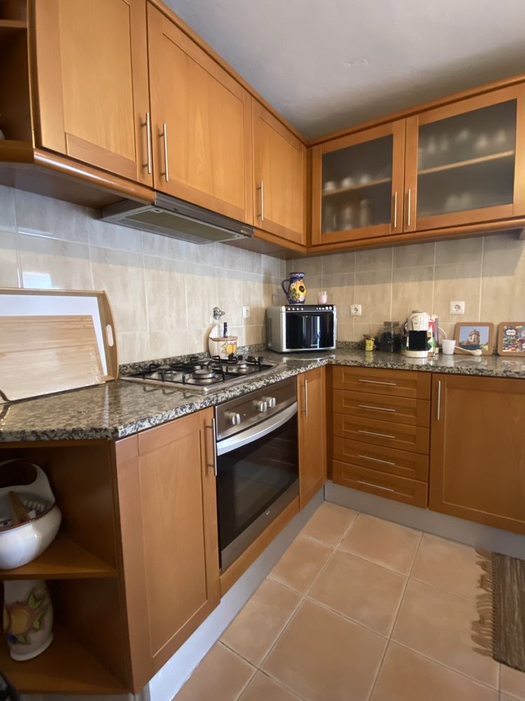 Cozinha equipada (moveis, eletrodomesticos, mesa e cadeiras)