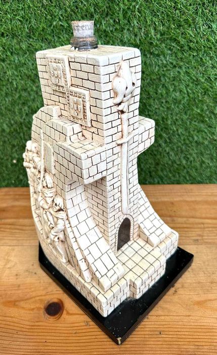 Garrafa de vidro, c/ molde de gesso, Padrão dos Descobrimentos