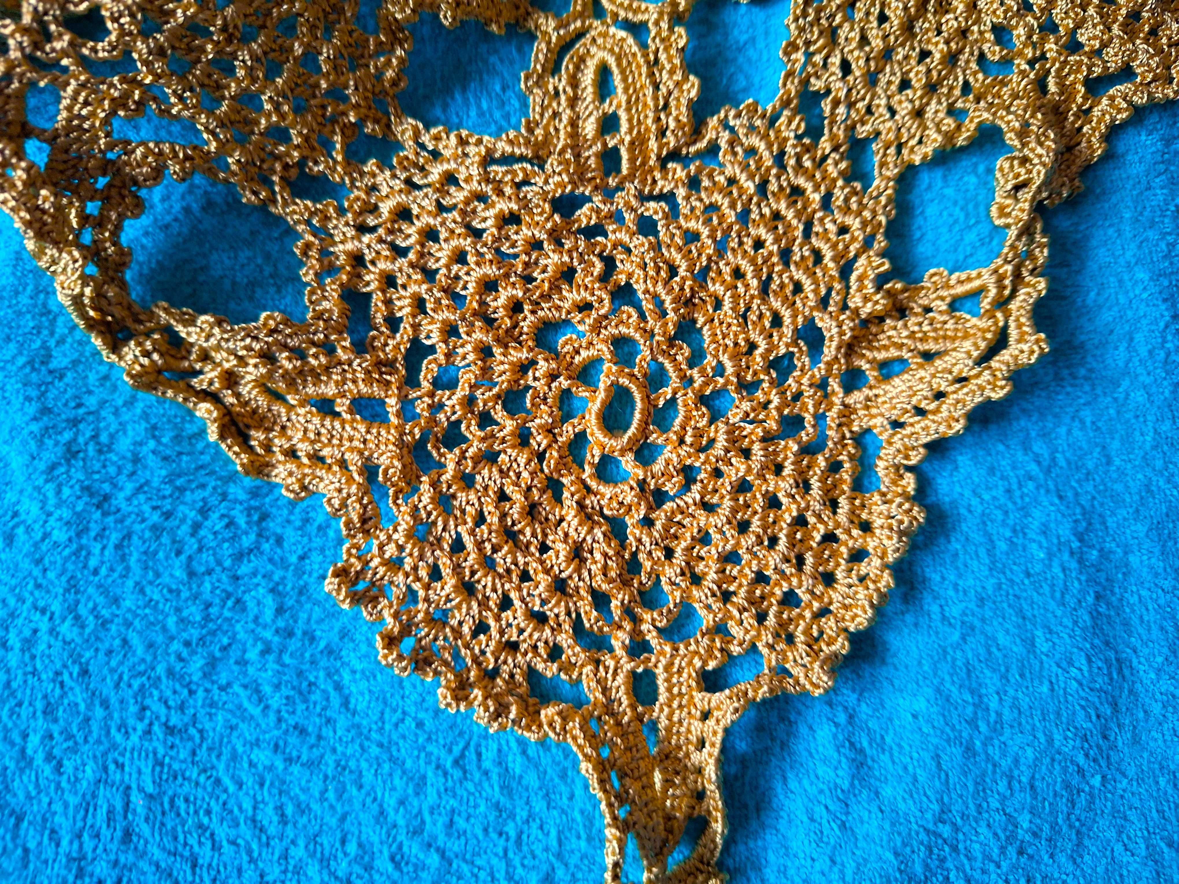 Ekskluzywny złoty obrus , ręcznie wykonany z atłasowych nici.