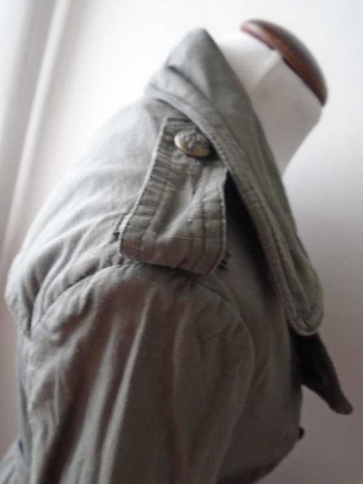 Casaco gabardine estilo militar verde seco