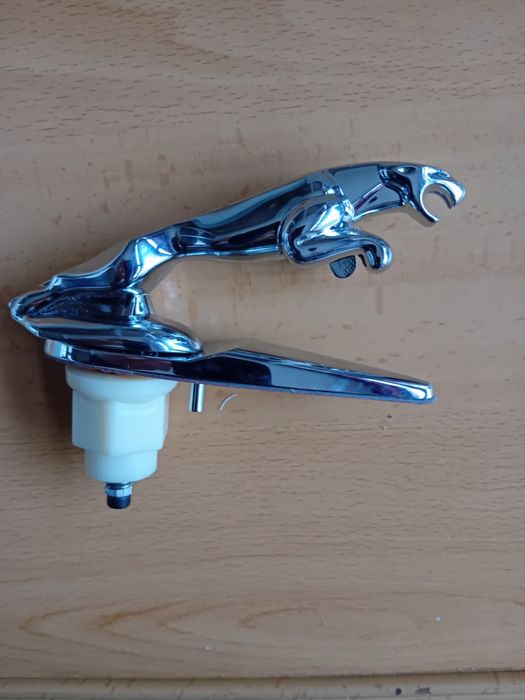 Emblema de capô Jaguar