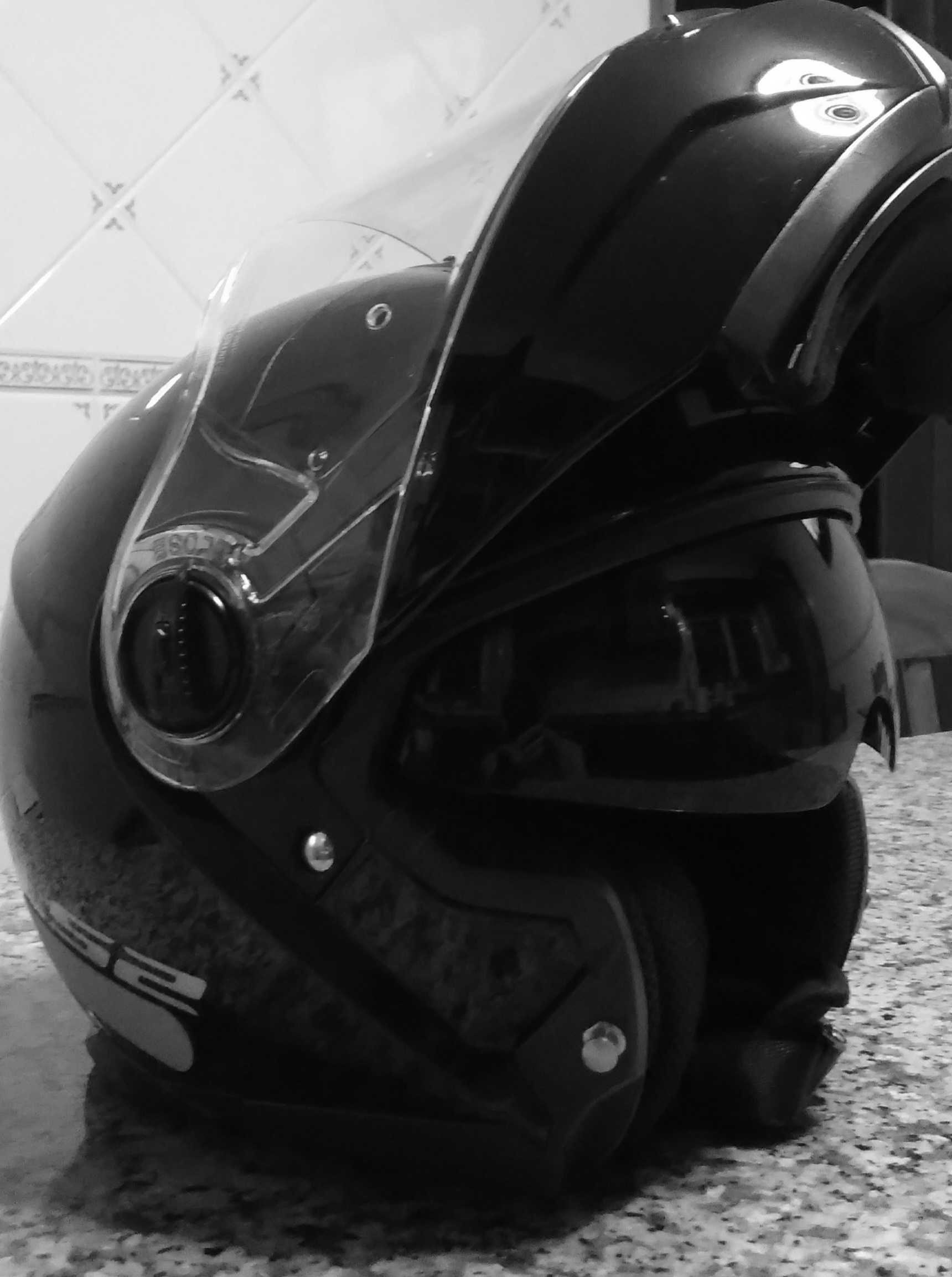 Vendo conjunto de blusão de mota e capacete, feminino, tamanho M.