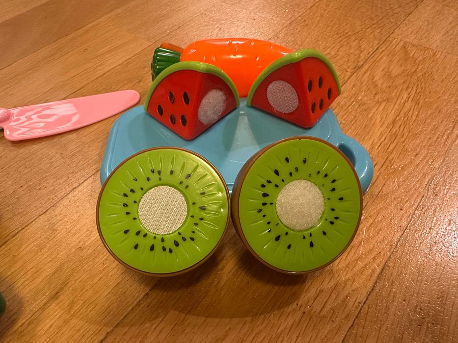 Zestaw plastikowych owoców do krojenia