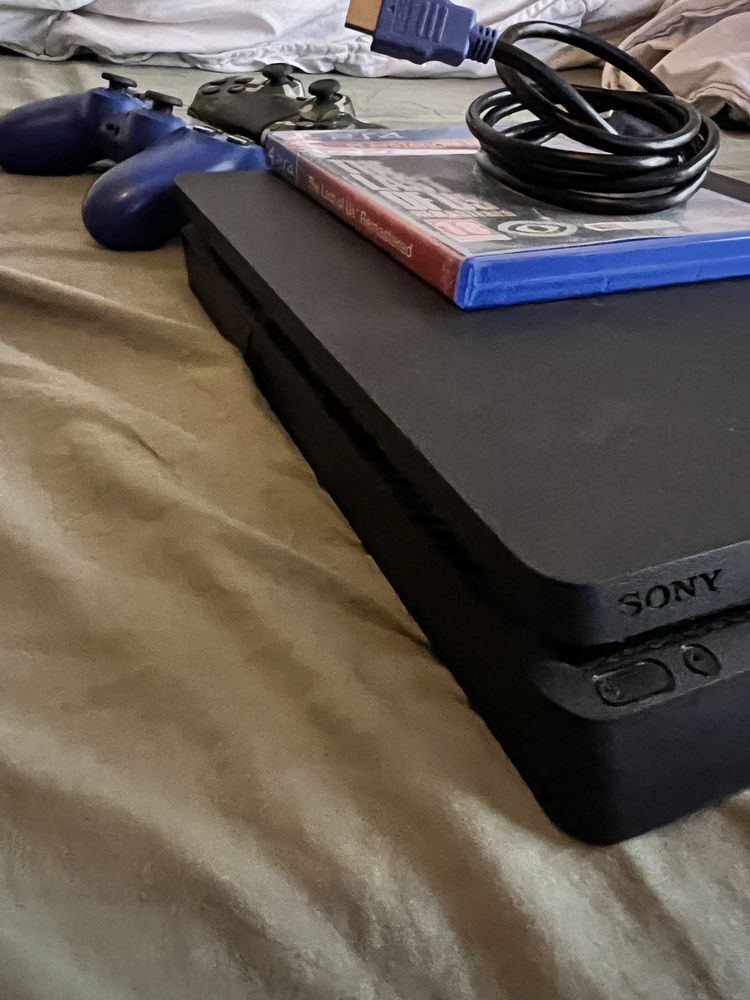 Ps4 slim 500gb + 2 comandos e 2 jogos