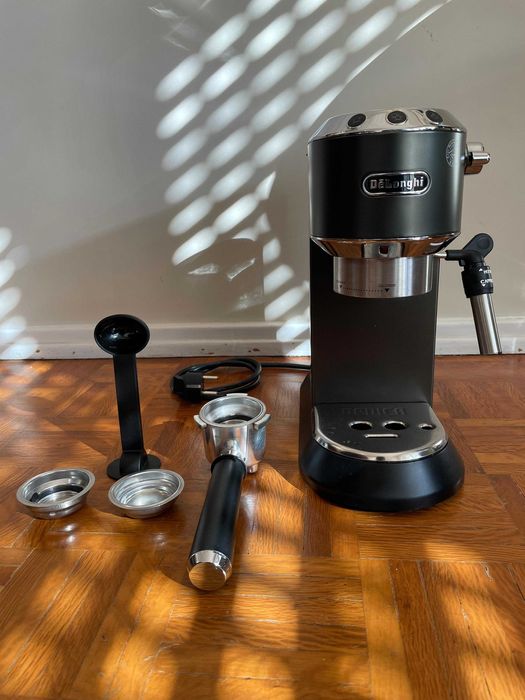 Máquina Café Delonghi Dedica Preta - como nova!