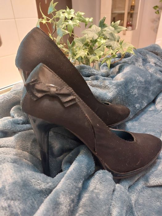 Szpilki czarne atłasowe rozm. 39