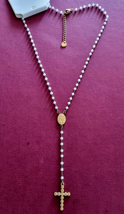 Colar dourado, em aço, em forma de terço com pequenas pérolas.