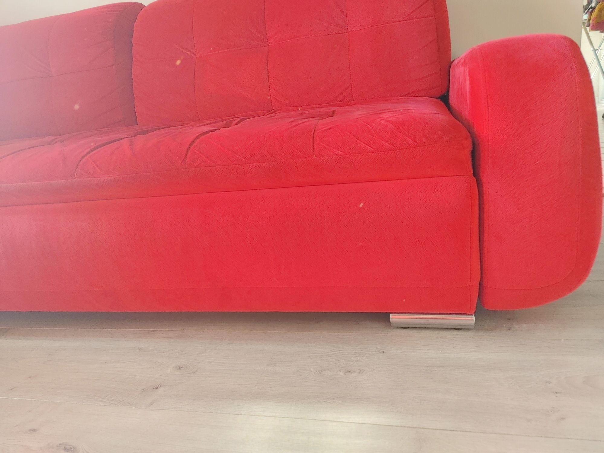 Czerwona sofa pikowana