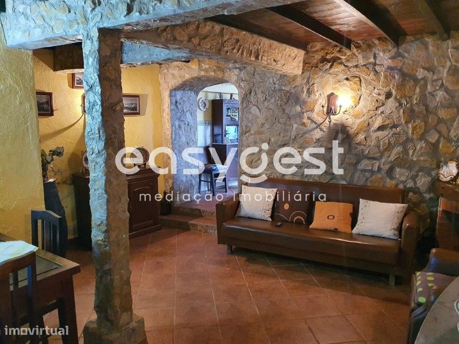 Moradia rústica T2 em banda com anexos localizada em Mouronho