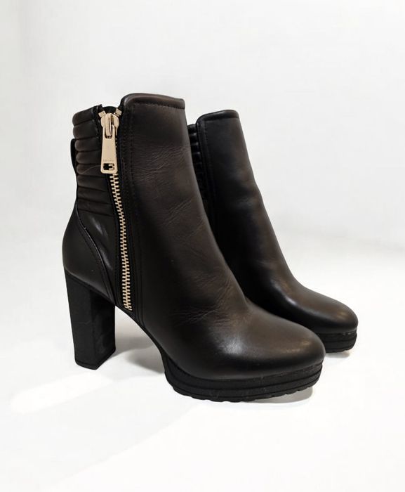 DKNY. Czarne botki na wysokim słupku, złote elementy, ekoskóra, r. 41