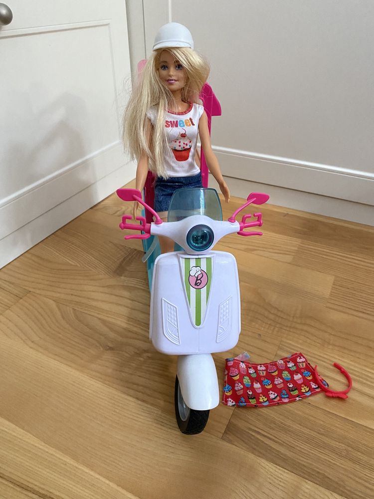 Lalka Barbie na skuterze