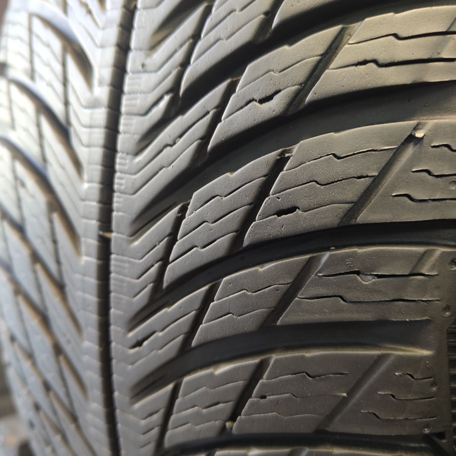 215/65/17 Sprzedam parę opon zimowych Michelin