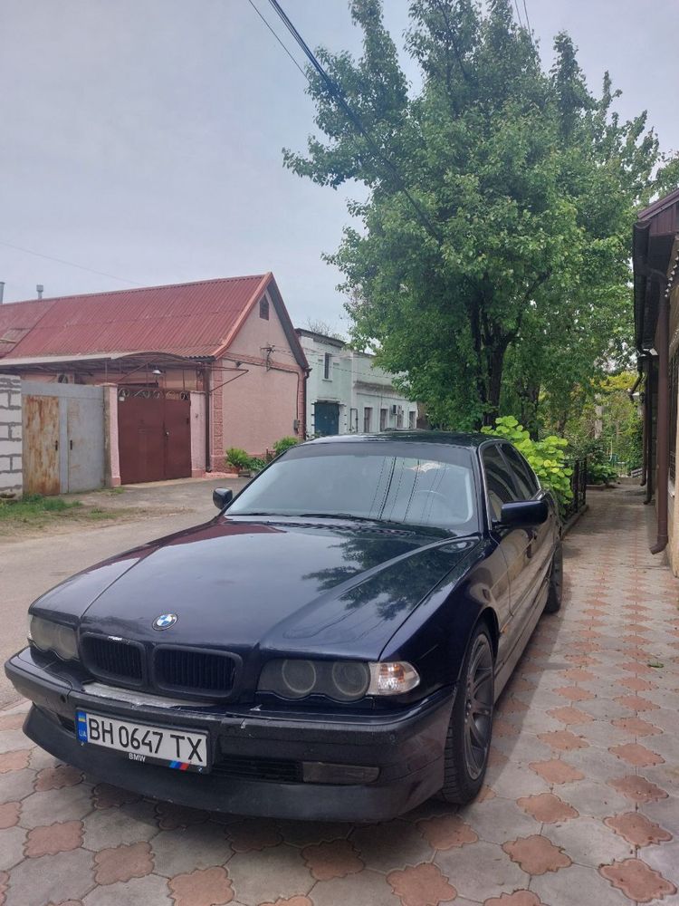 Продам BMW 735i