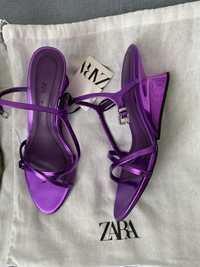 Босоніжки на танкетці Zara 36 р фіолетові металік