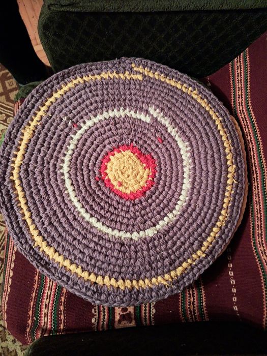 Коврик в'язаний ручної роботи є різних кольорів.