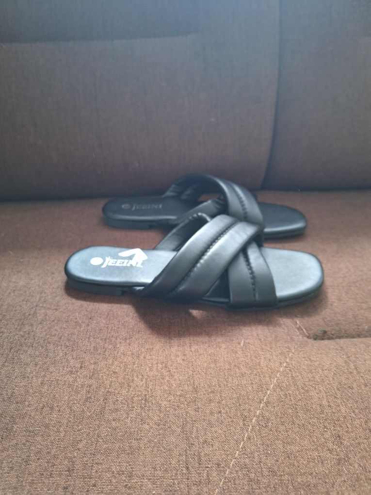 Buty damskie klapki nowe bez metki
Rozmiar 39 Jeeini