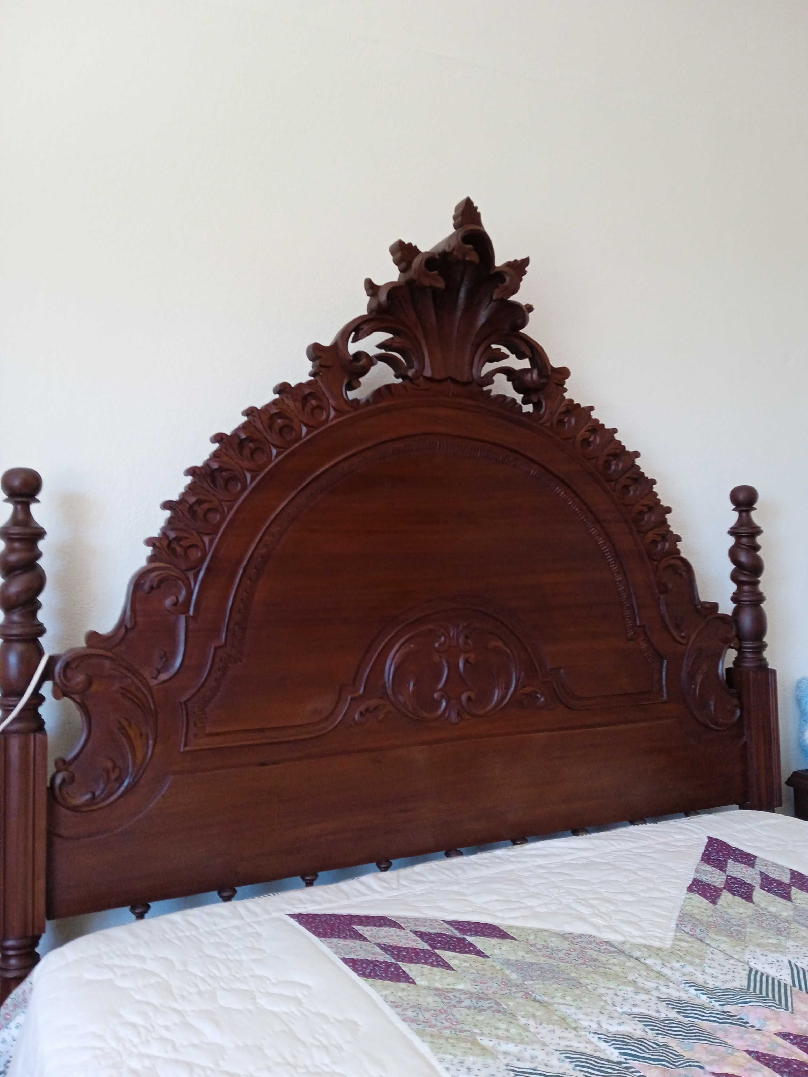Móvel de QUARTO COMPLETO (Colchão incluído) em Nogueira