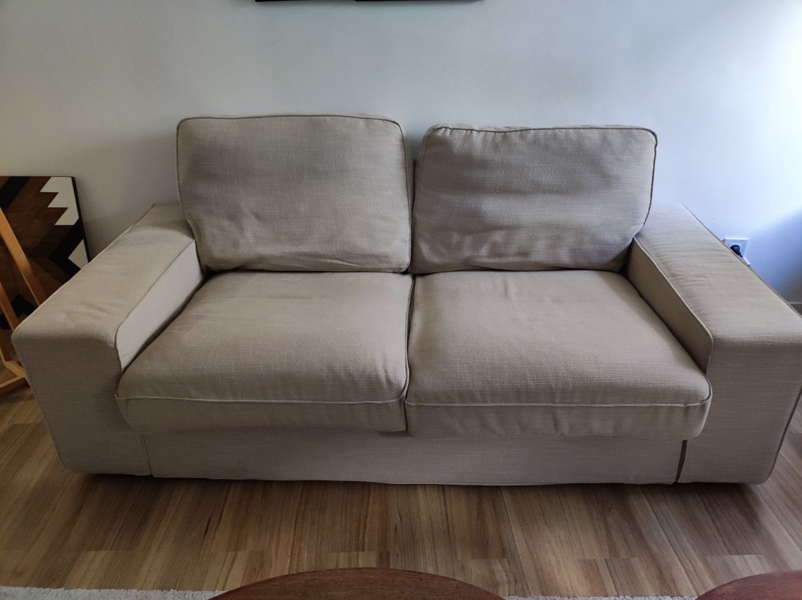 Sofá IKEA KIVIK 2 lugares bege – Confortável e em bom estado