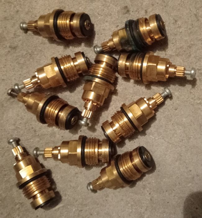 Elementy do baterii i krzywki do baterii ściennych