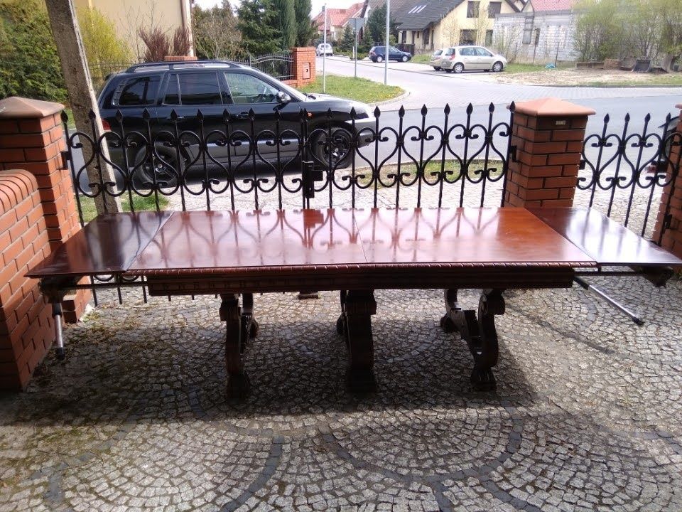 Stół w nieco starym stylu