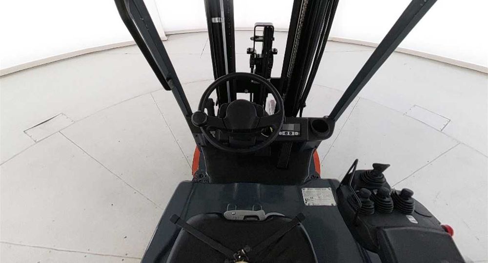 Навантажувач вилковий електричний TOYOTA 2 т погрузчик